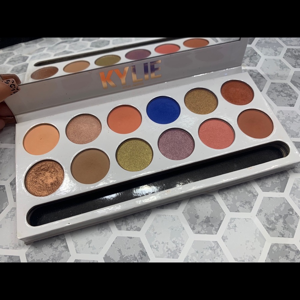 Kylie Jenner Royal Peach Palette